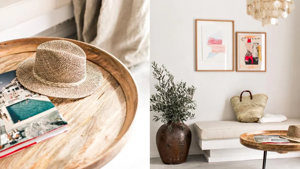Détail de décoration d'une suite avec un plateau en bois clair, un vase de plante verte et un tableau mural - Appart Hôtel Collioure - Les Suites Collection