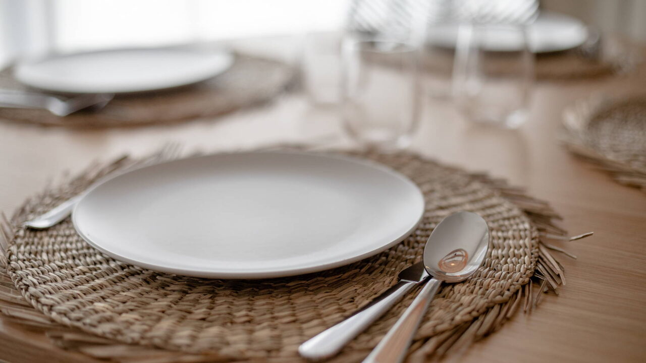 Assiettes et couverts residence vacances languedoc roussillon - appartement collioure - les suites collection