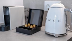 Machine à café et bouilloire, dans nos location d'appartements à Collioure- hôtel bord de mer collioure - les suites collection