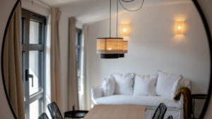 Vue du salon et des lampes dans notre hôtel de luxe en bord de mer à Collioure - hôtel bord de mer collioure - les suites collection