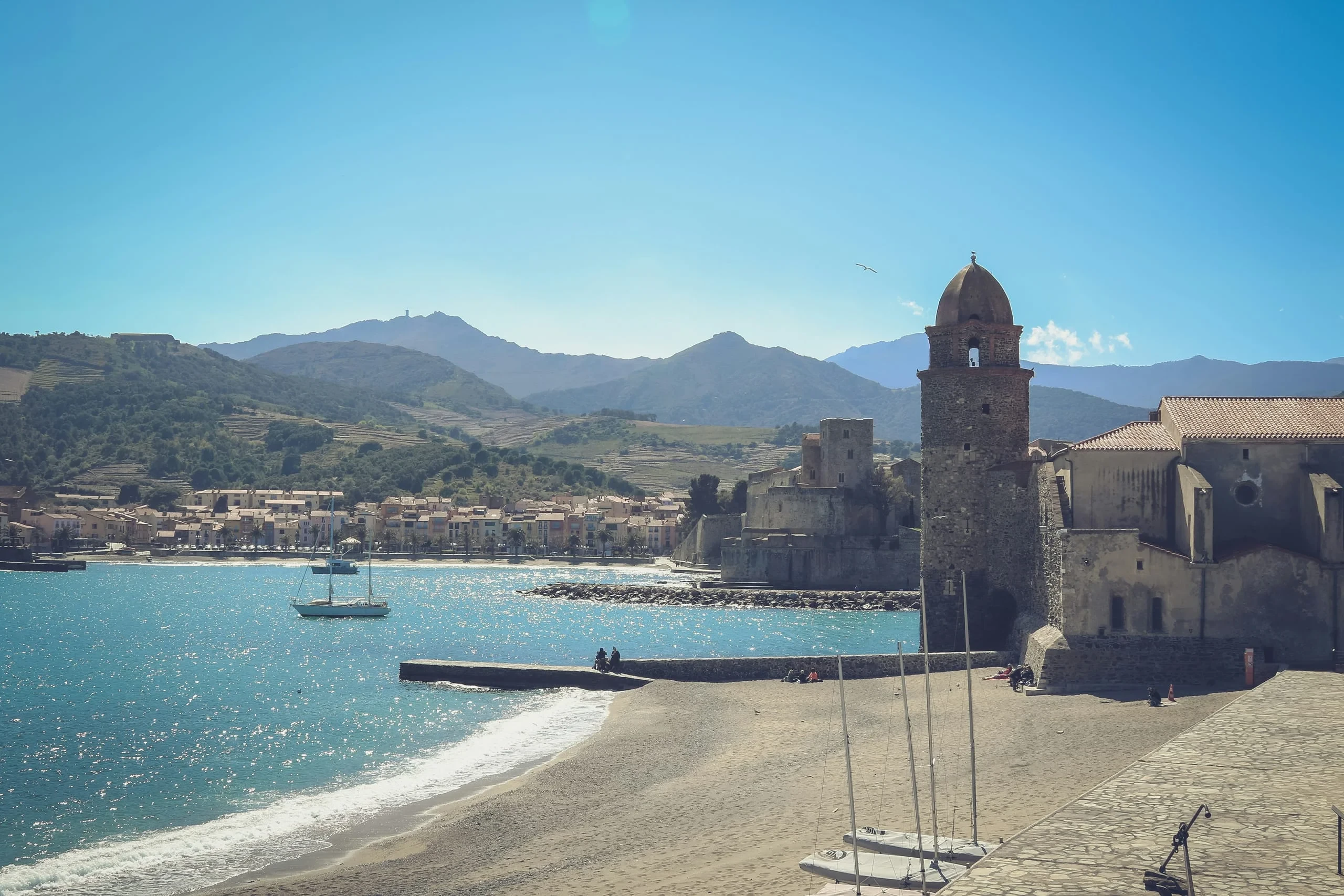 Vue panoramique sur la plage du Boramar et le clocher de Collioure au bord de la mer - Appartement Vacances Perpignan - Les Suites Collection